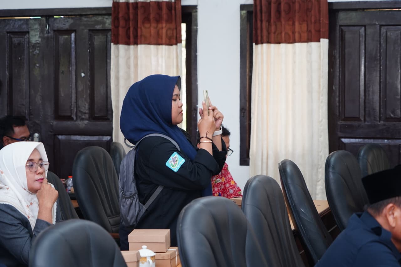 Dokumentasi rapat menggunakan smartphone